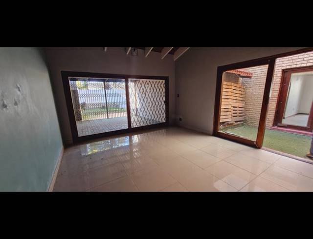 3 BEDROOM TOWNHOUSE FOR SALE IN MARGATE BEACH